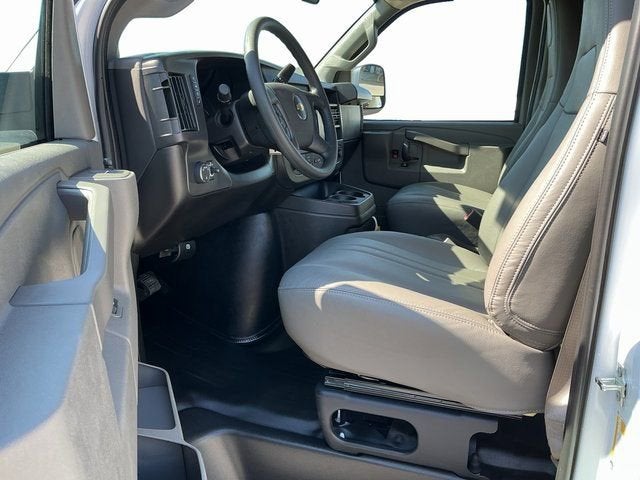 2025 Chevrolet Express Passenger 1LS