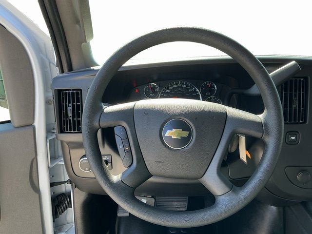 2025 Chevrolet Express Passenger 1LS