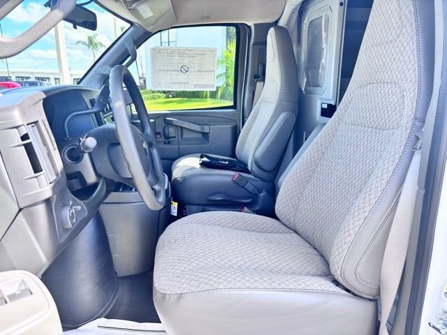 2025 Chevrolet Express Cutaway 3500 1WT